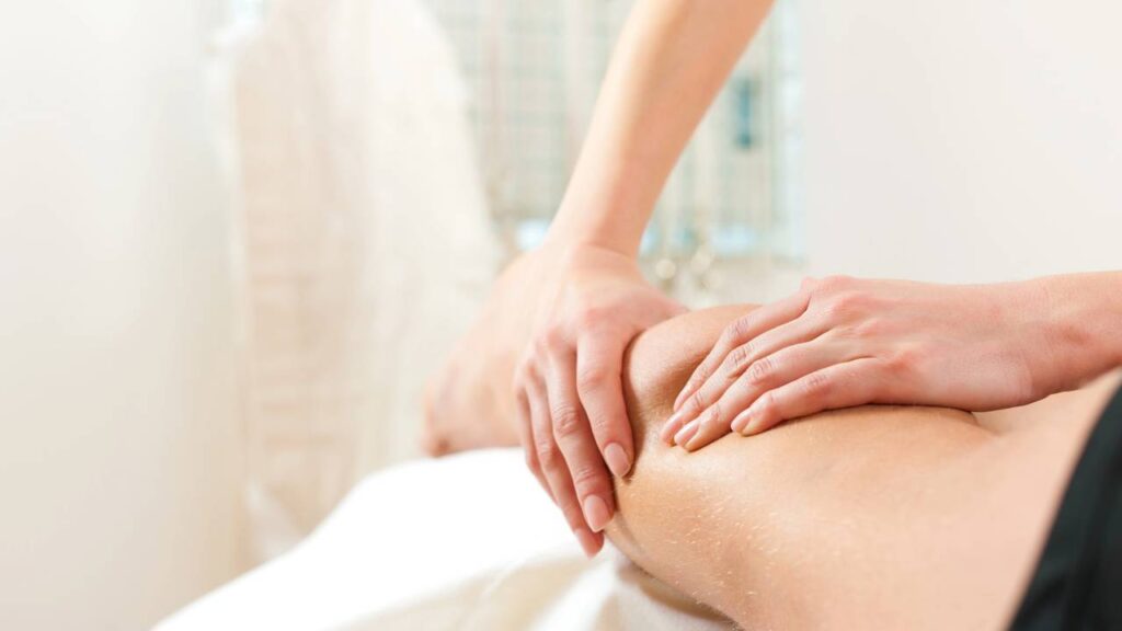 Massagista e paciente em clínica