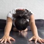 Mulher fazendo exercício para implementar a mobilidade de quadril