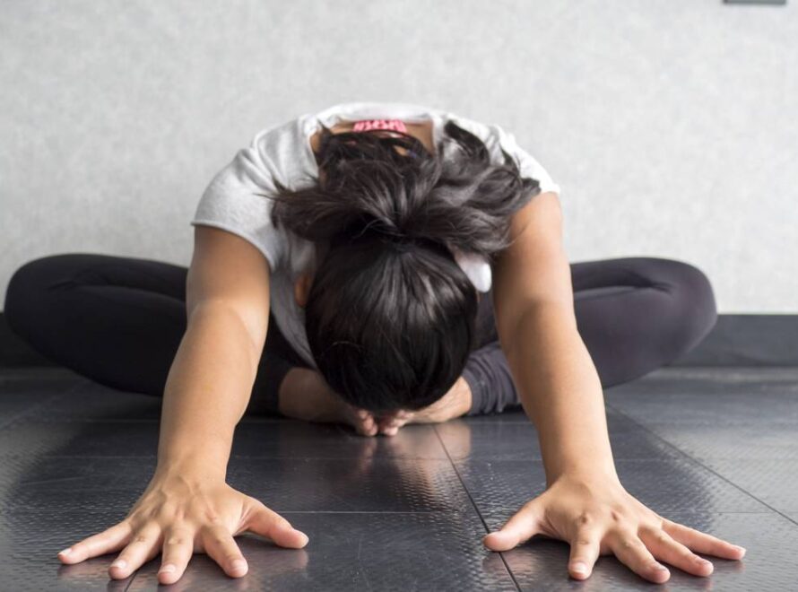 Mulher fazendo exercício para implementar a mobilidade de quadril