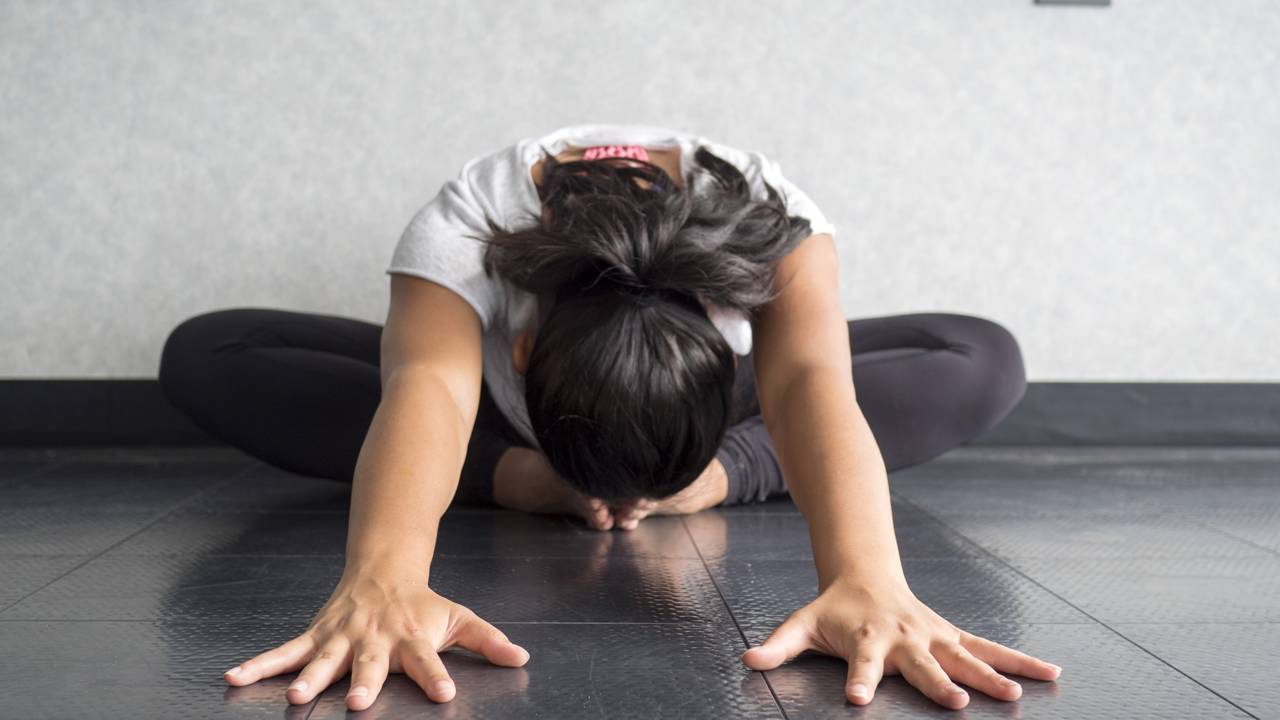 Mulher fazendo exercício para implementar a mobilidade de quadril