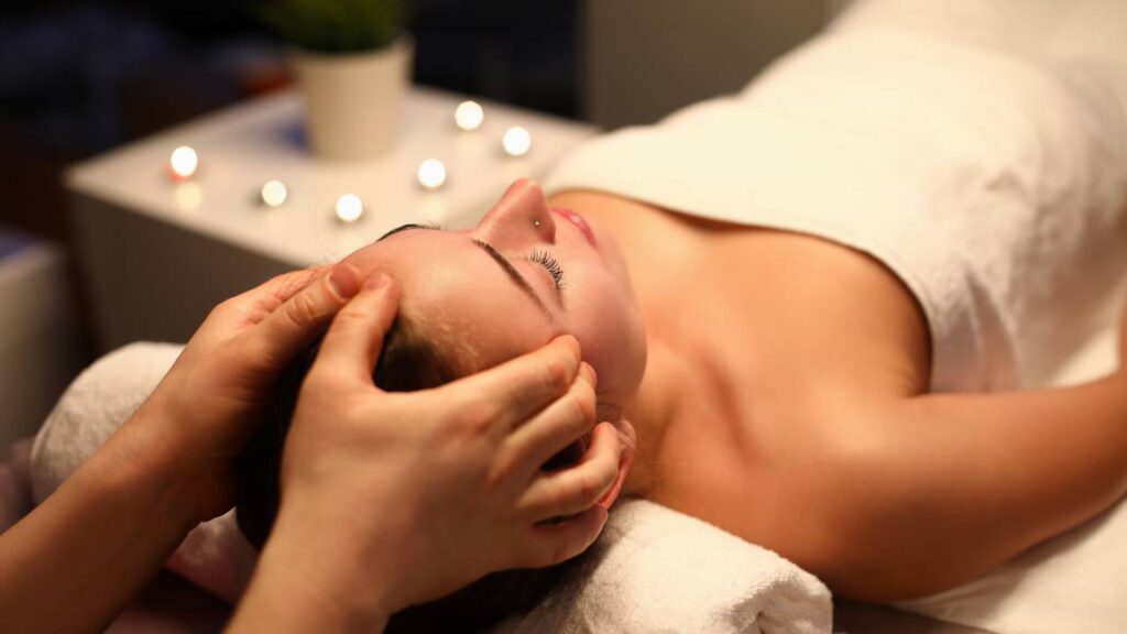 Mulher recebendo massagem nas chamadas Barras de Access