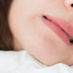 Mulher sofrendo com problemas de bruxismo