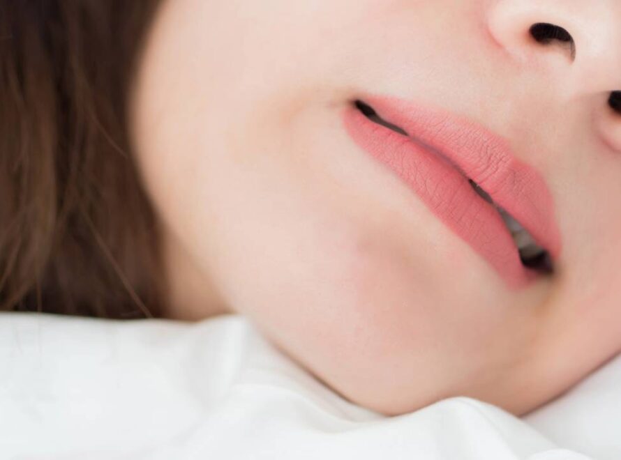 Mulher sofrendo com problemas de bruxismo