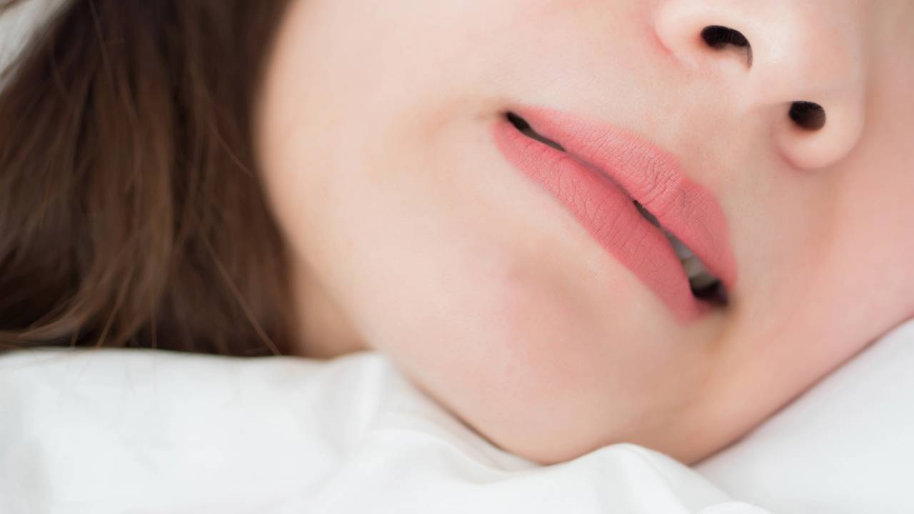 Mulher sofrendo com problemas de bruxismo