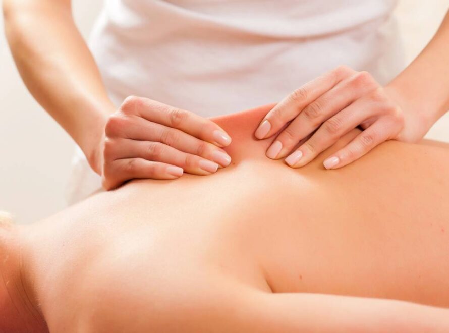 Paciente em sessão de massagem terapêutica