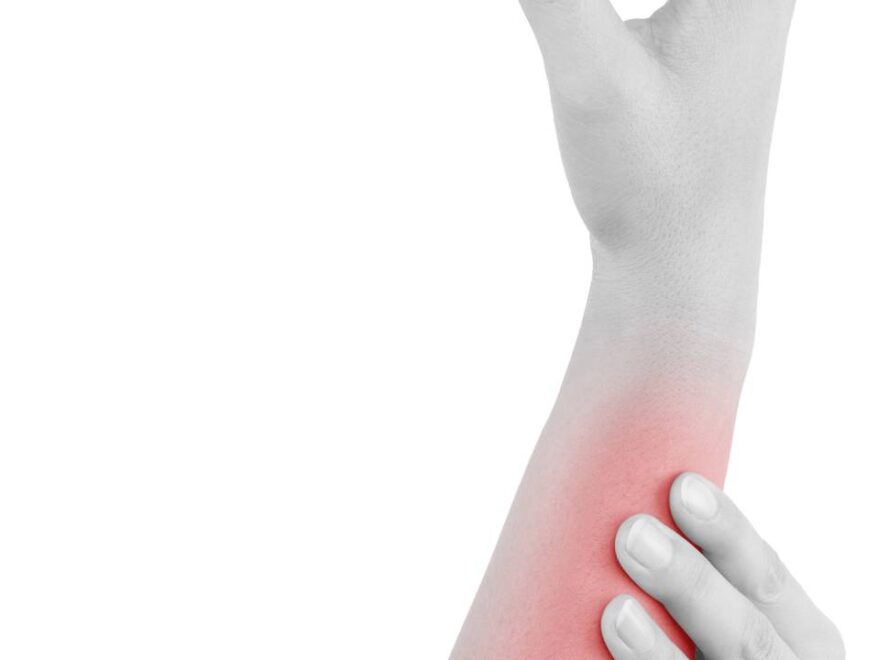 Pessoa segurando o braço com região em dor