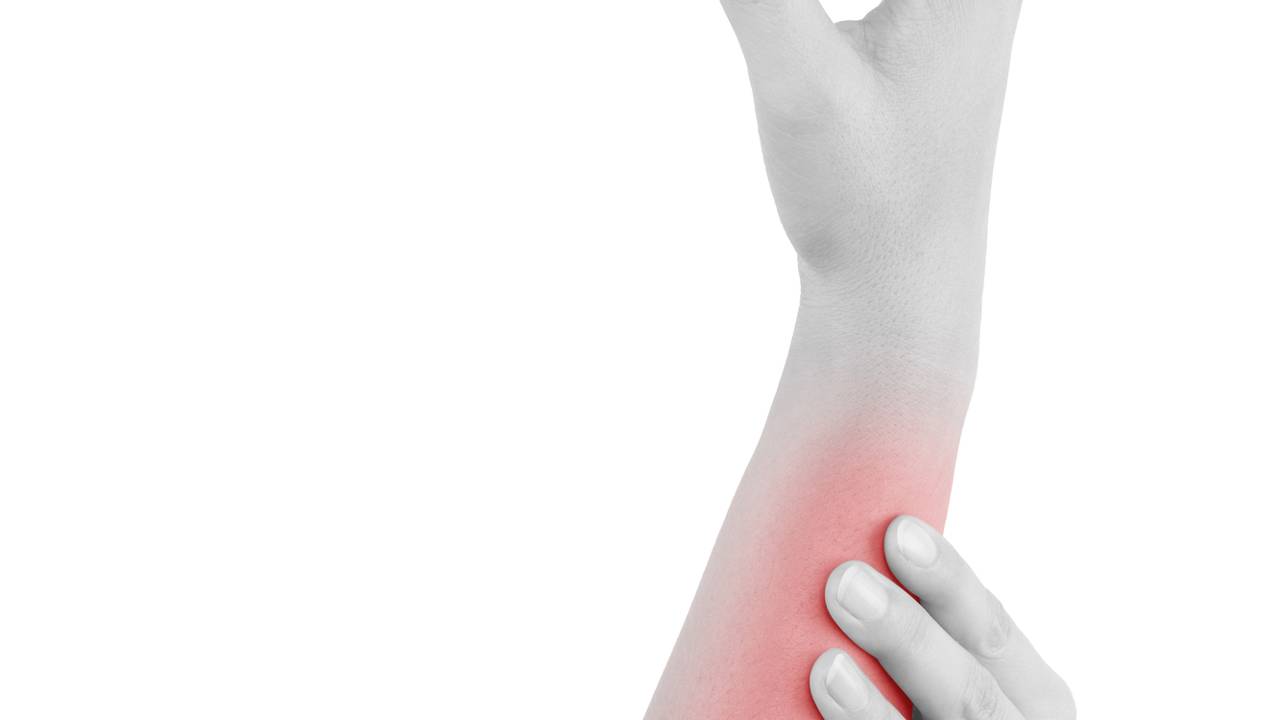 Pessoa segurando o braço com região em dor