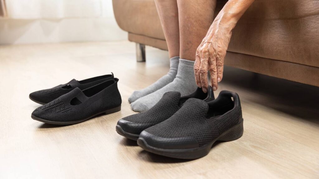 Pessoa tirando os próprios calçados em casa