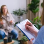 Fisioterapeuta atendendo idoso em sessão de fisioterapia geriátrica em Curitiba, Bacacheri