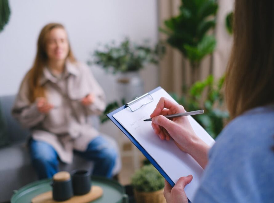 Fisioterapeuta atendendo idoso em sessão de fisioterapia geriátrica em Curitiba, Bacacheri
