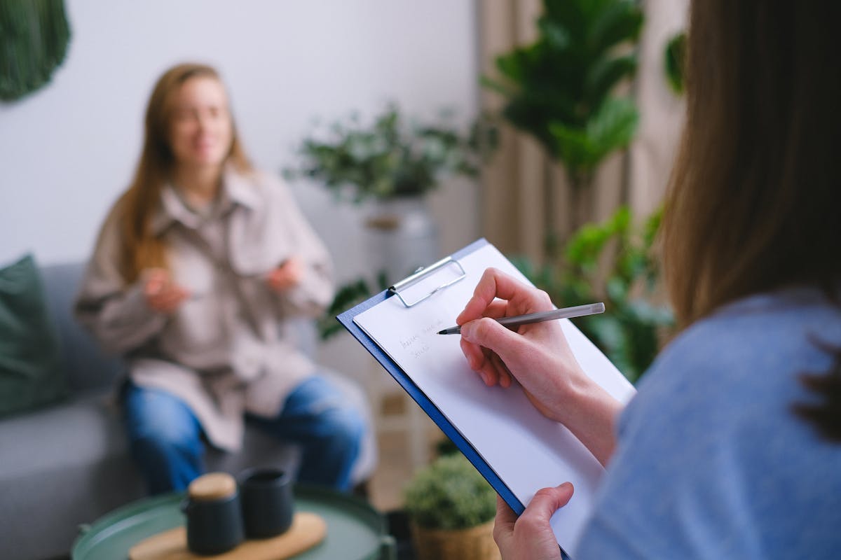 Fisioterapeuta atendendo idoso em sessão de fisioterapia geriátrica em Curitiba, Bacacheri
