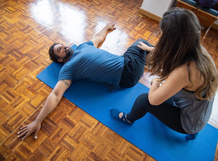 Sessão de RPG Reeducação Postural Global em clínica de fisioterapia em Bacacheri, Curitiba