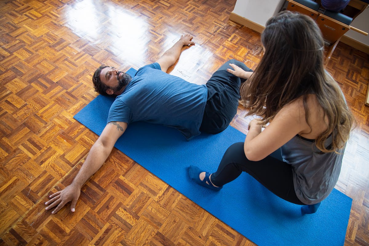 Sessão de RPG Reeducação Postural Global em clínica de fisioterapia em Bacacheri, Curitiba